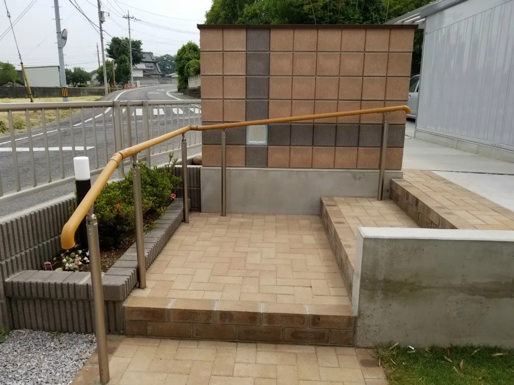 手摺りを伝って玄関へ